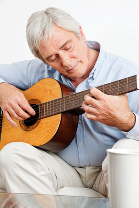 Adulto suona la chitarra classica