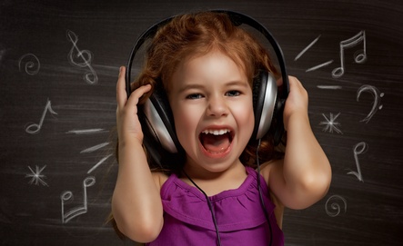 Bambina ascolta la musica
