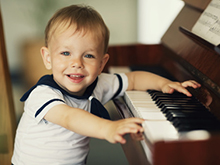 Bambino suono il pianoforte